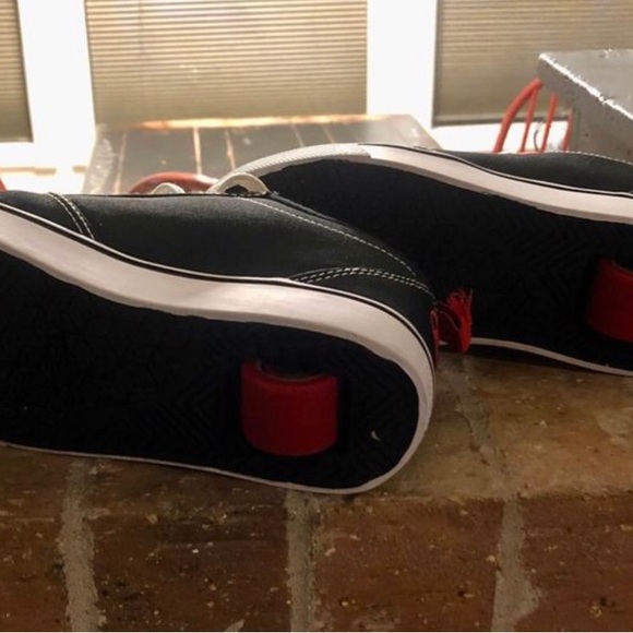 Heelys GR8 Pro 20 Skate Shoes HE100757 Youth 4 Black Sneakers Red Logo - Picture 3 of 4